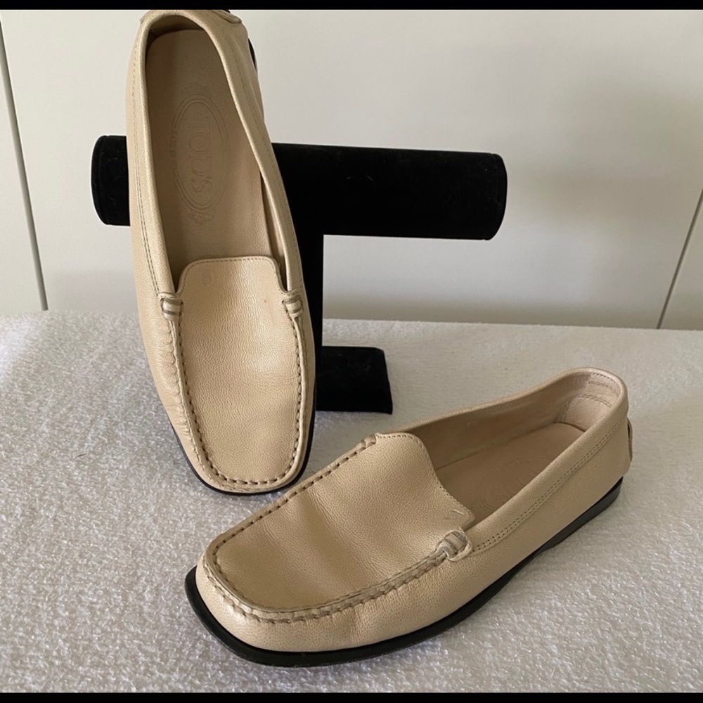 Tod’s Beige pebbled leather driving shoes. Sz. 7.5.